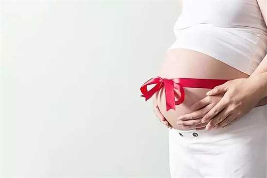 三个月大的宝宝出现腹泻症状，家长该如何应对？